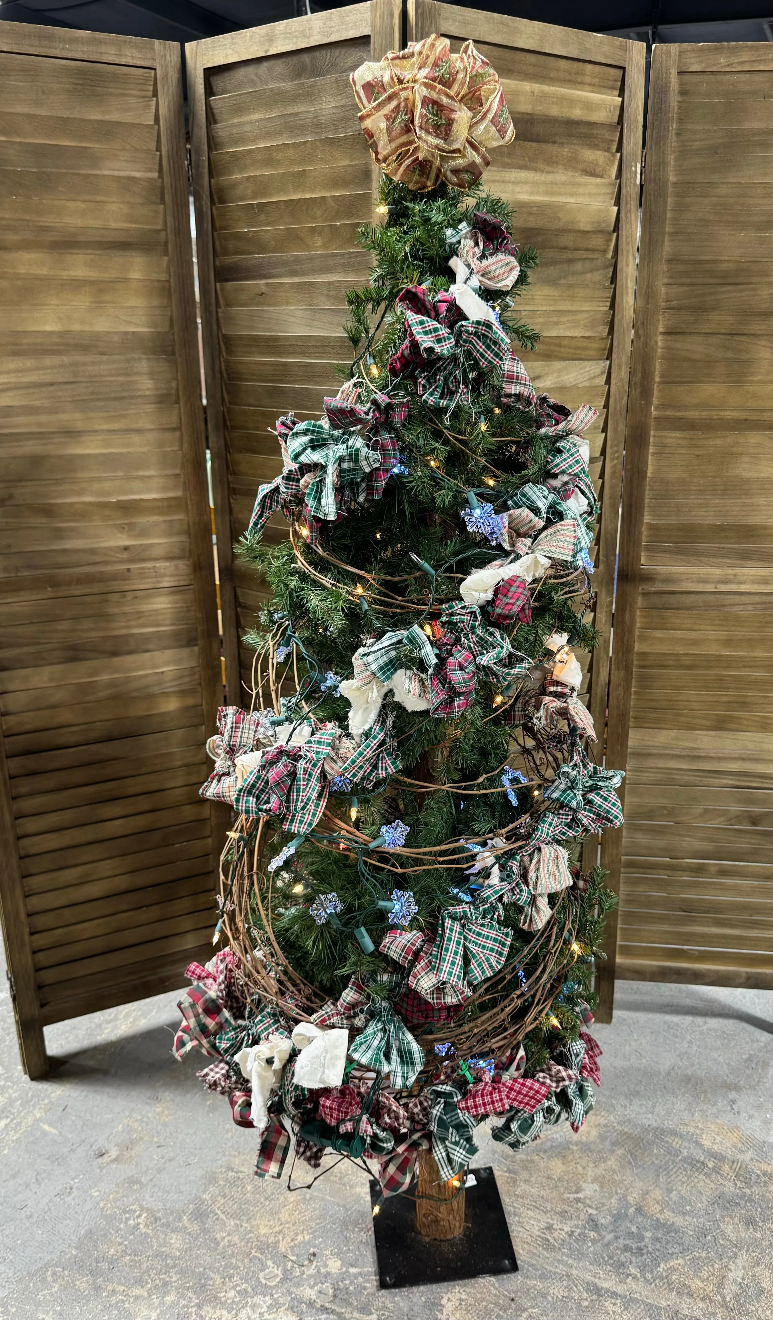 5.5FT Country Style Christmas Tree with Lights, Rag Tie Fabric & Grapevine Garland (WORKS)